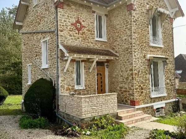 Maison de caractere independante avec terrain