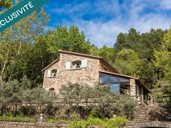 07140 : Aux Salelles , Maison Pierre de 204 M2 avec vue et piscine