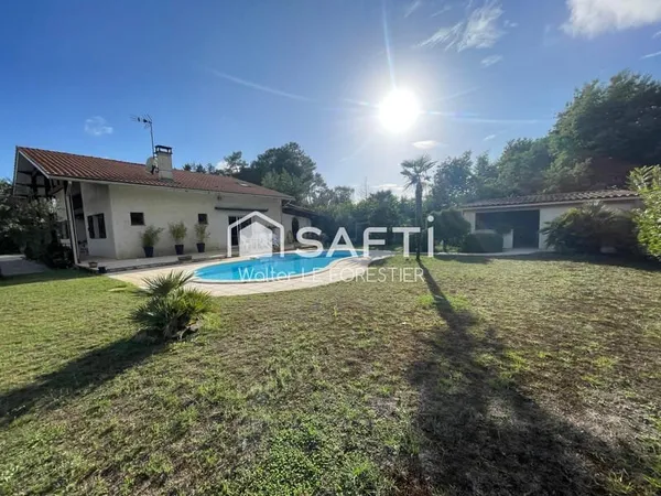 Maison T8 avec piscine beaux volumes + dépendances dont local aménagé et double garage