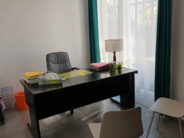 Bureau 14 M2 + 6 M2 Les Remparts 399 euros
