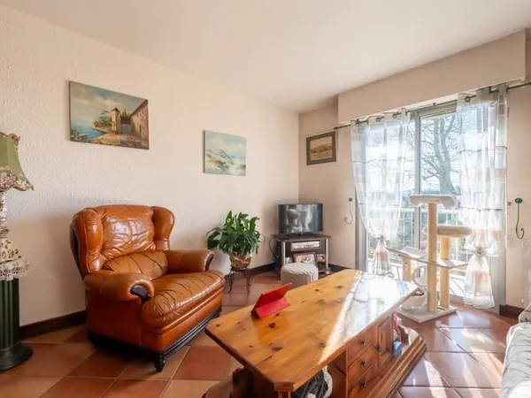 EXCLUSIVITÉ - Appartement traversant avec balcons, box et cav