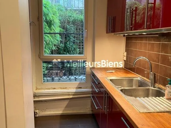 Duplex à fort potentiel, à rénover avec cour plein sud et multiples possibilités d'aménagement