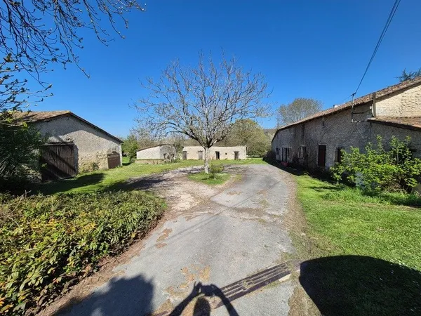 Corps de Ferme, écrin de verdure, 250 m2 habitables, 18 000 m2 de terrain, 400 m2 de dépendances, 20