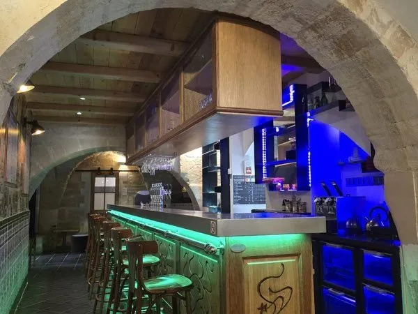 Bar - Restaurant - Pas de porte à vendre - Sommières centre historique - 75 000