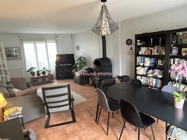 Maison familiale aux beaux volumes, située dans un environnement recherché.