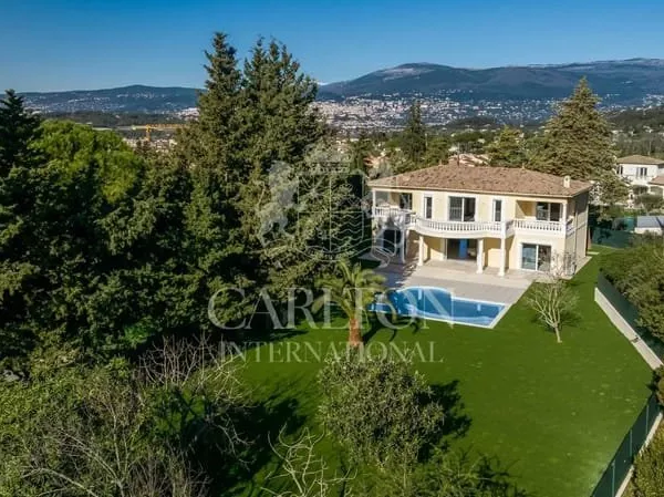 Mouans-Sartoux, à pied du village, villa entièrement rénovée.