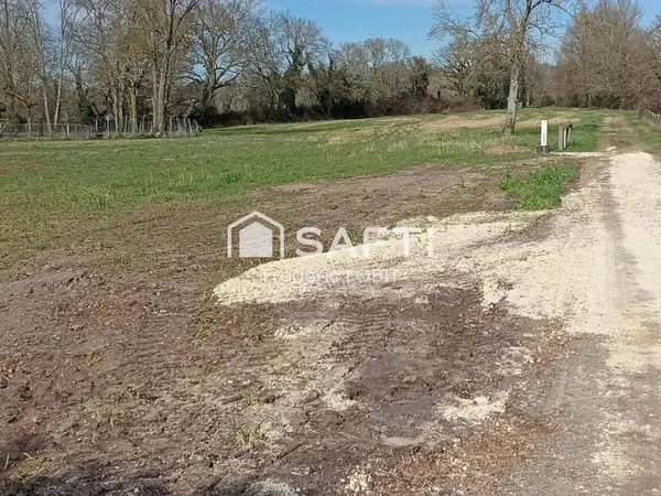 Jolie terrain à bâtir à Saint-Médard-de-Guizières