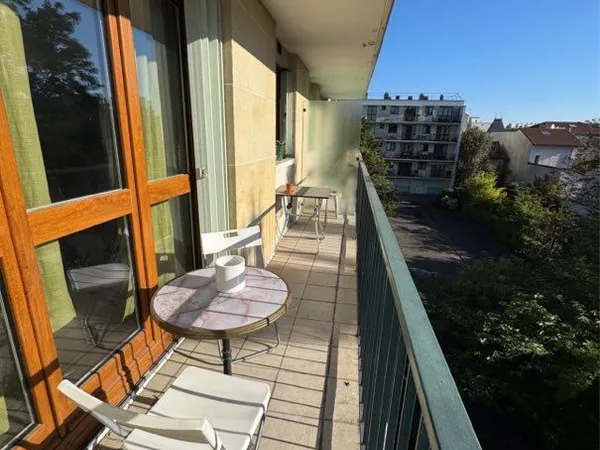 Studio 25m2 refait à neuf - Calme - Sans vis à vis, 10 min rer E - 900 CC