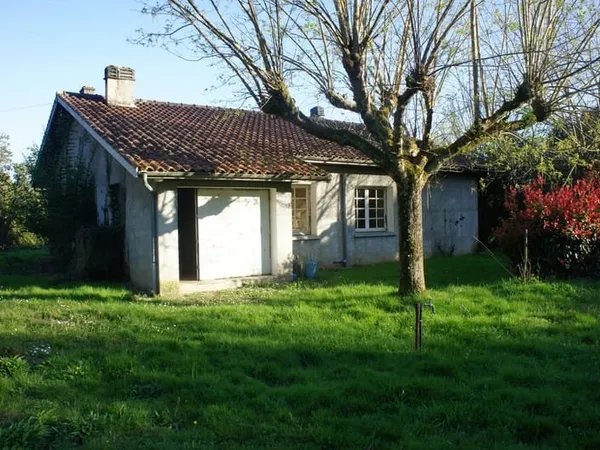 A rénover maison dans un cadre verdoyant ! Beau potentiel !