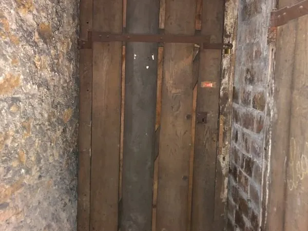 Cave. Paris 75018. Quartier Caulaincourt/Hermel/Mont Cenis