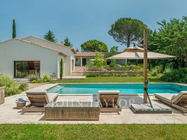 Villa rénnovée avec 6 chambres à louer à pied du village de Valbonne - Piscine chauffée