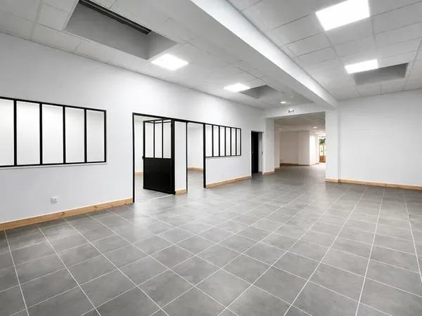 Bureau et espace de travail Location Tours  120m² 1617€