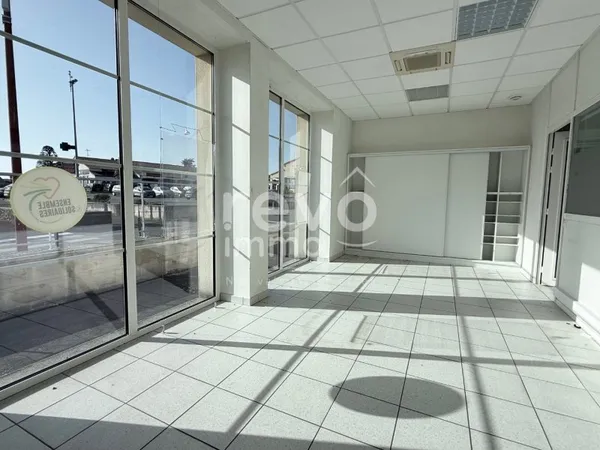 LOCAL COMMERCIAL 115 m² – CENTRE-VILLE