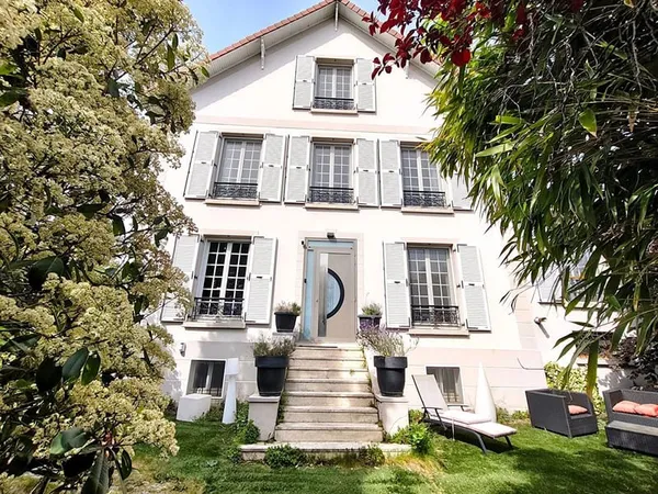 Maison 10 pièces 252 m²