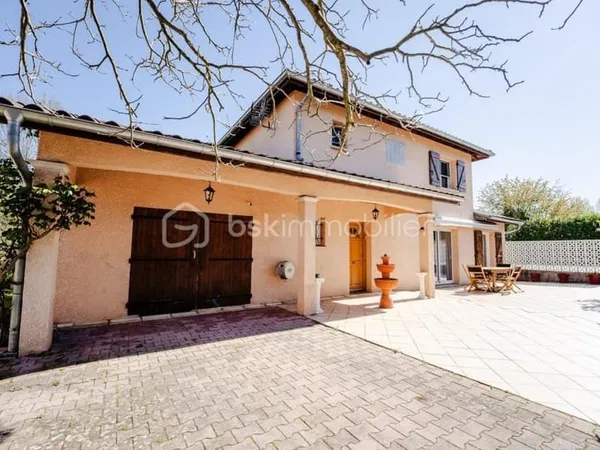 Maison familiale avec piscine dans un secteur paisible à La Verpillière
