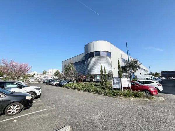 Local professionnel 826 m²