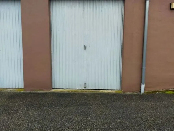 Grand garage 25 m2 dans copropriété calme.