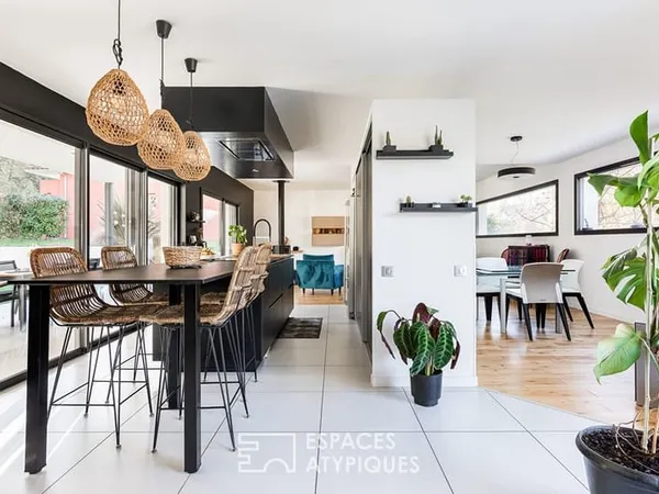 Villa contemporaine avec piscine à La Salvetat Saint Gilles