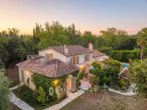 Villa 5 pièces 330 m²