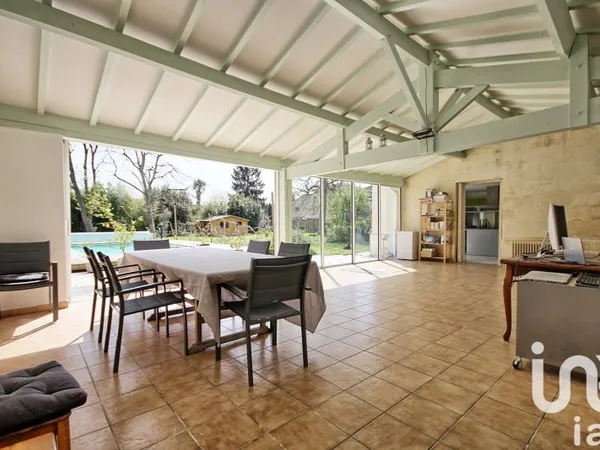 Maison 8 pièces 318 m²