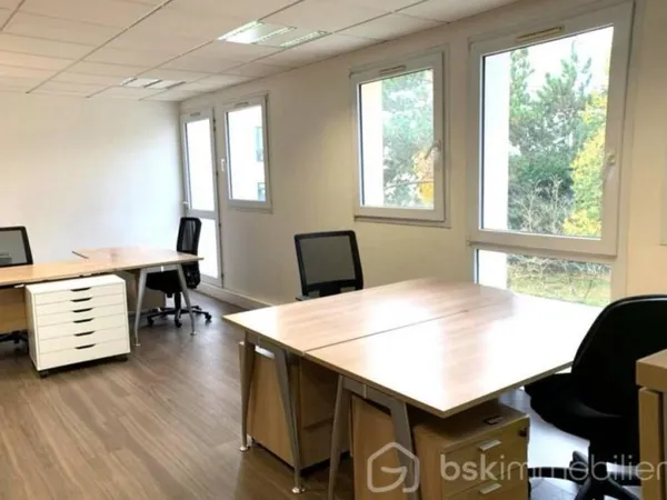 Bureaux récents 85m² meublés, avec parking - A LOUER