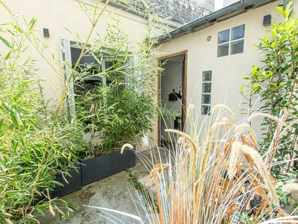 Au coeur des Abbesses véritable petite maison !