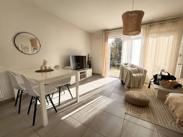 Maison récente, hors copropriété,très lumineuse avec un jard