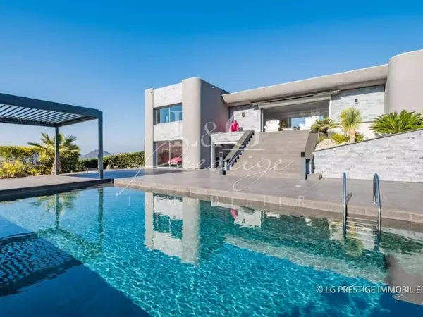 À Vendre Villa Fréjus avec Piscine, 8 Pièces, 350m²