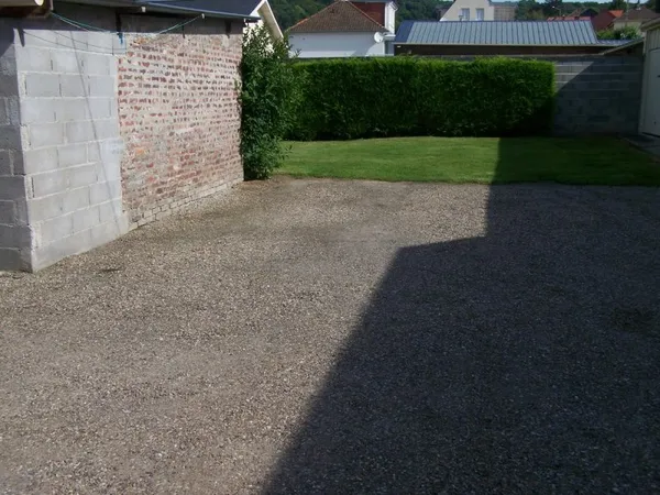 EU: Un Emplacement parking dans une cour fermée