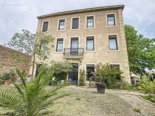 Proche de Narbonne : Maison de charme avec chambres d'hôtes et appartements
