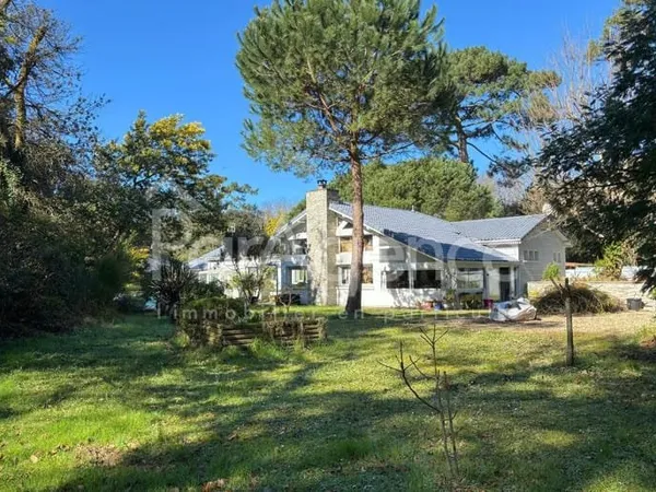Maison contemporaine avec piscine et appartement indépendant
