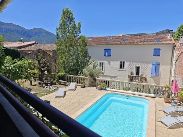 Maison de caractère avec piscine, proche centre ville
