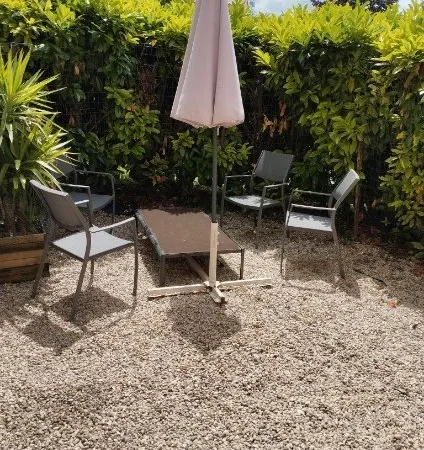 Studio fonctionnel avec extérieur privé et place de parking