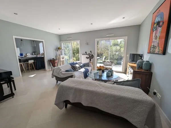 MAISON FAMILIALE 7/8 P. - 6 CH - JARDIN - SOUS-SOL TOTAL ?