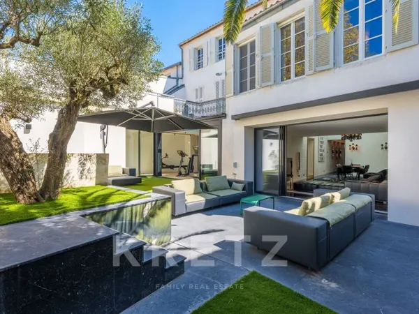 Villa d'exception en coeur de ville, garage et jardin