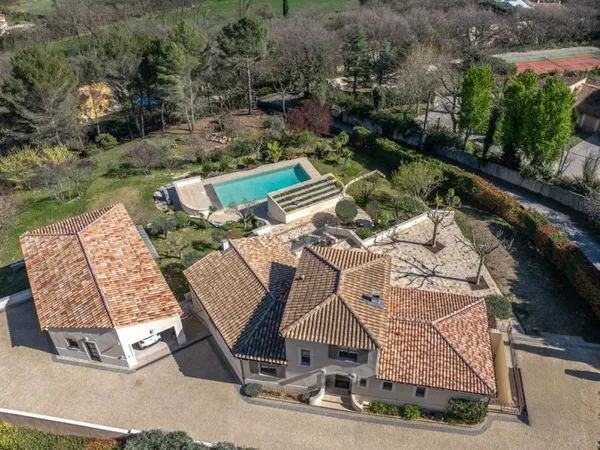 Villa 8 pièces 332 m²