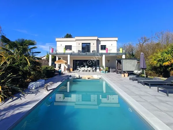 Villa de prestige au centre d'Heyrieux sur 2148 m² de terrain paysagé avec piscine
