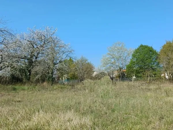 Terrain à bâtir de 441 m2 au prix de 65900 € à SAINTES.