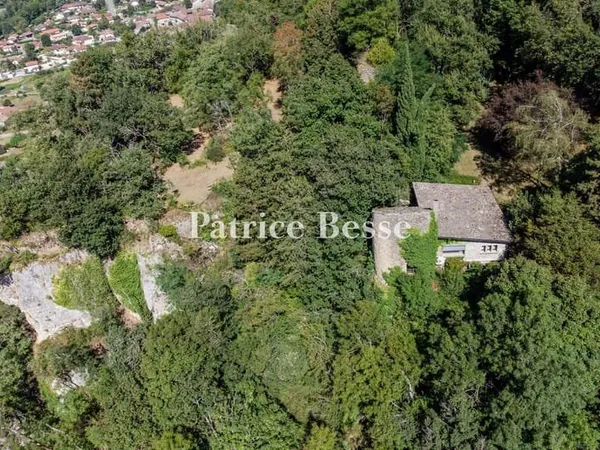 Sur les hauteurs du Bugey, entre Lyon et Genève, dominant la vallée du Rhône et bâtie sur les ruines