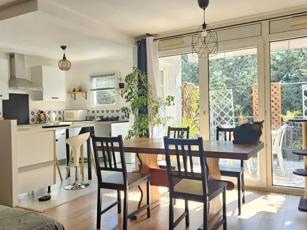 À VENDRE - Superbe T3 - Dernier étage - Terrasse sans vis-à-vis - Lumineux - Climatisation - Parking