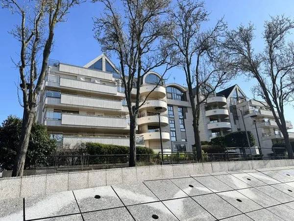 ENGHIEN LES BAINS FRONT DE LAC