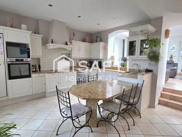 Superbe maison bourgeoise T8 avec un très beau jardin et un garage