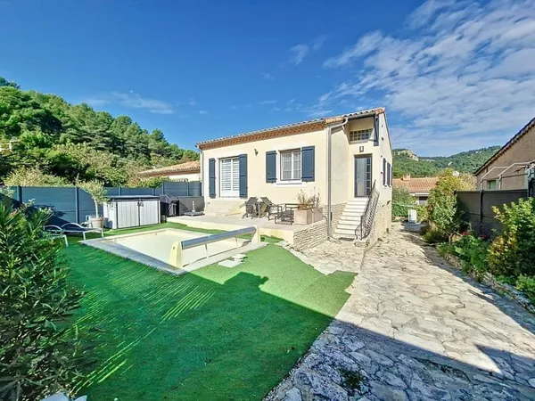 FONTAINE-DE-VAUCLUSE - Maison 3 chambres avec piscine, grand sous-sol et extérieur agréable