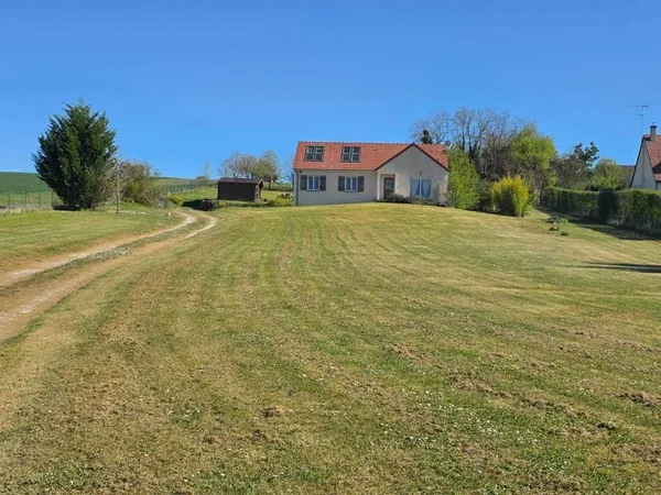 Superbe maison sur sous-sol de, 4 chambres, 2 garages, 5 100m2 de terrain clos