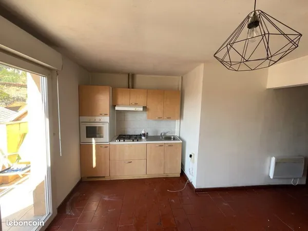 T2 meublé avec terrasse et vue extérieure