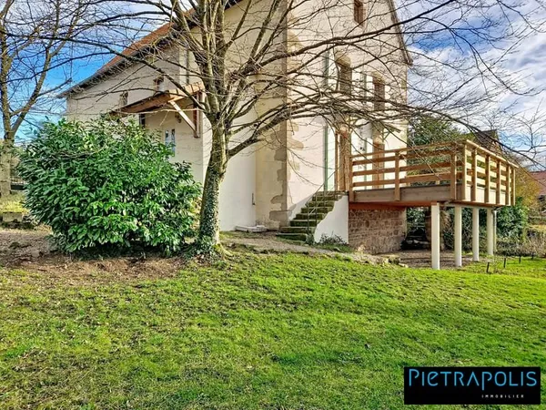 Maison avec terrasse et jardin, proche du centre