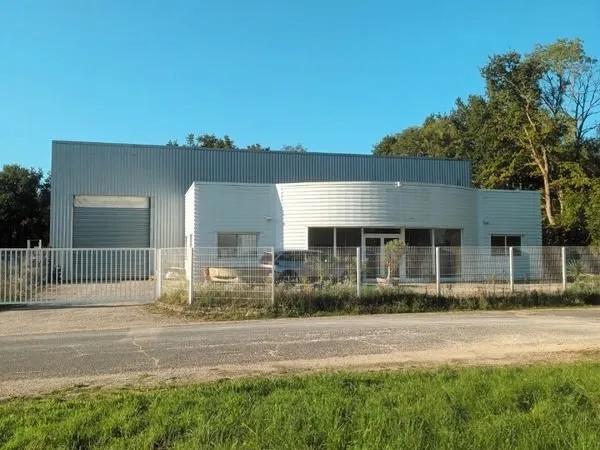 Local d'activité polyvalent 504 m² - Axe Lyon / Bourg-en-Bresse - État Neuf