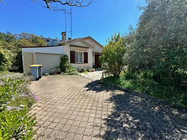 SAINT RAPHAEL - Situé à proximité du centre ville - quartier Pins Bernard - venez découvrir cette ma