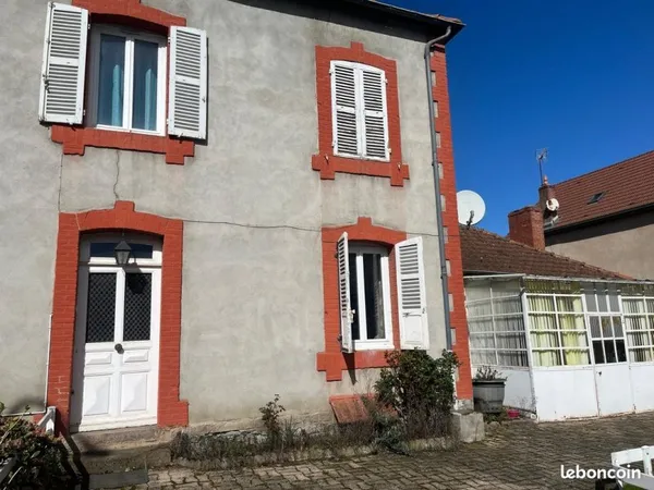 Maison de bourg avec cours , terrain , garages et jardin potager à 50 mètres de la maison