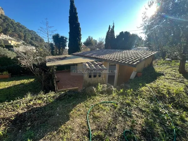 TERRAIN NON CONSTRUCTIBLE AVEC CABANON